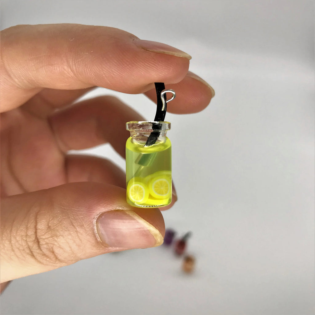 8pcs Dollhouse Miniature Food Mini Resin Fruit Bottle Simulation Drinks Model Toys Fruit Drink Play Dollhouse Dolls Accessories