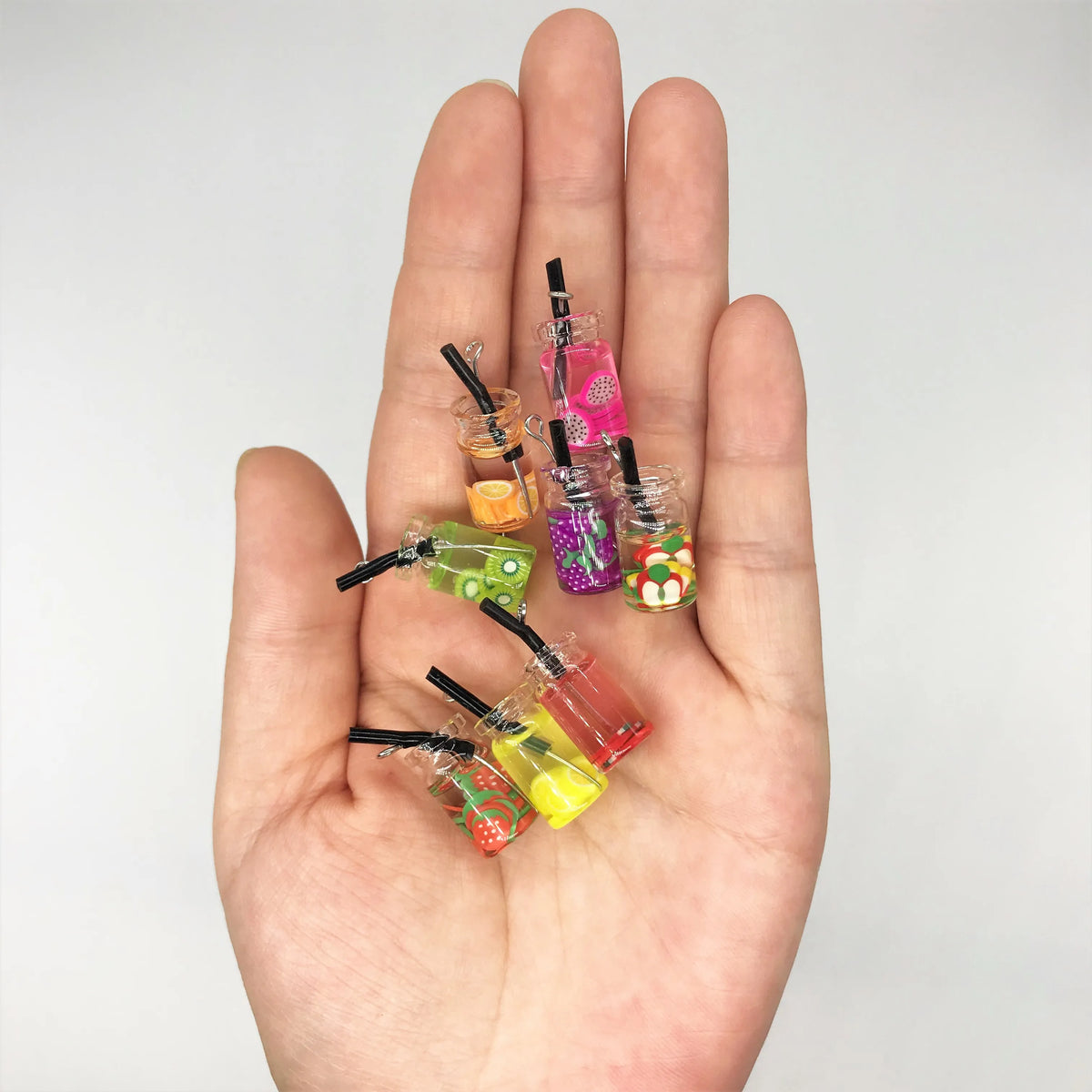 8pcs Dollhouse Miniature Food Mini Resin Fruit Bottle Simulation Drinks Model Toys Fruit Drink Play Dollhouse Dolls Accessories