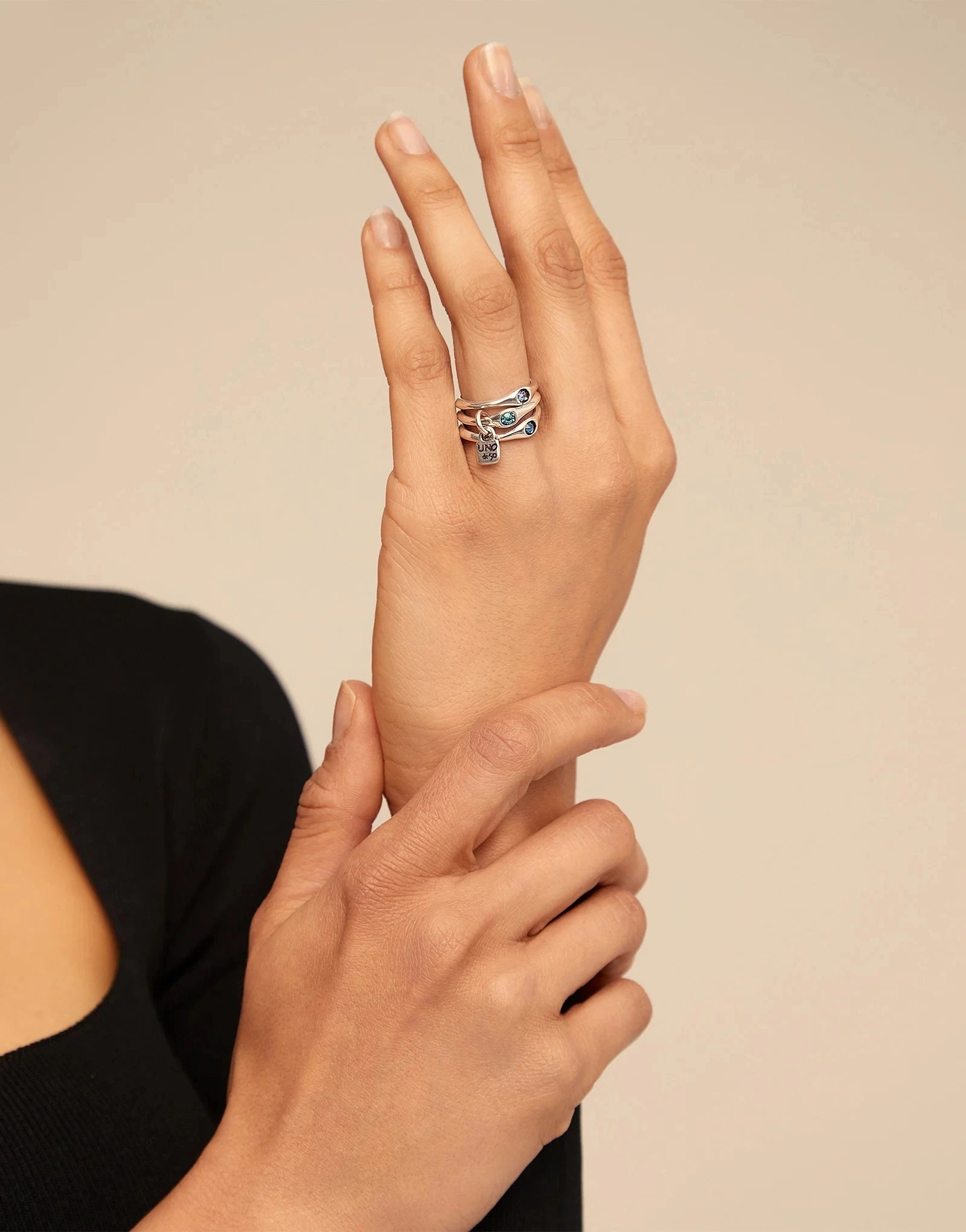 2025 best-selling fashion niche design triple layered ring with retro metallic style, classic and versatile