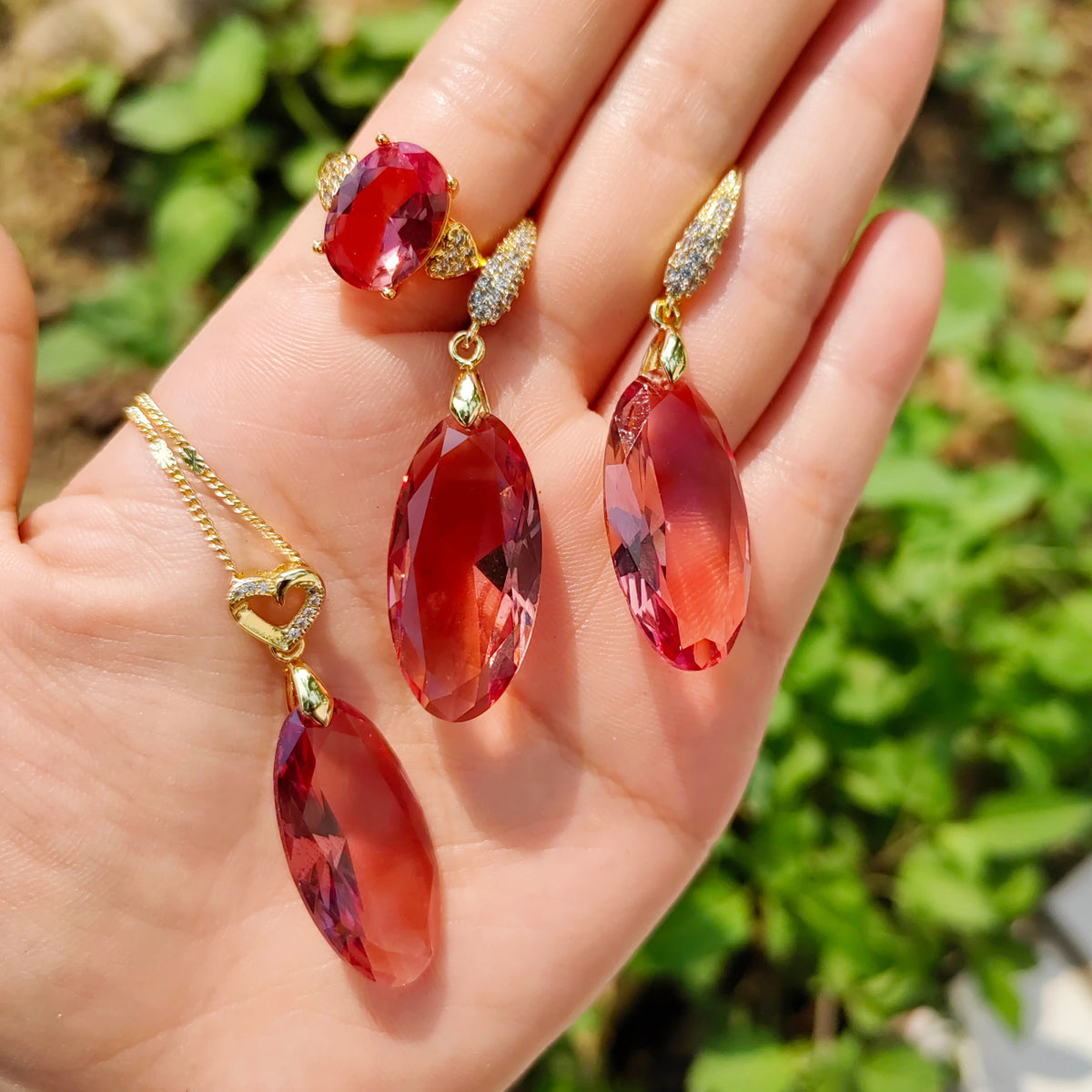BOCARMAN Synthetic Zultanite Color Changing Pendant Necklace for Women Elongated Oval Cut Gemstone Light Sensitive Statement